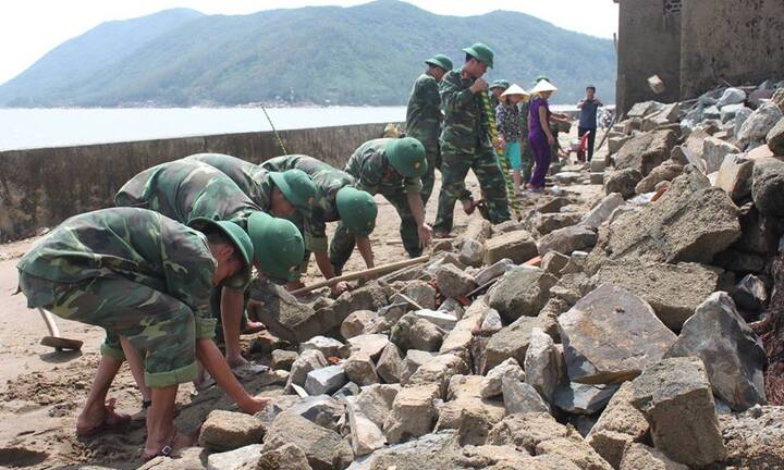 Ảnh: Công an, bộ đội xắn quần giúp dân Hà Tĩnh khắc phục hậu quả bão số 10