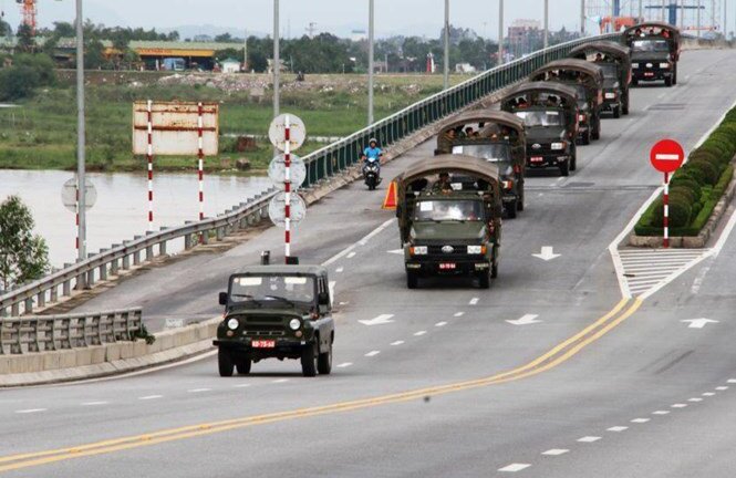 Bộ Tư lệnh Quân khu 4 điều lực lượng giúp dân Hà Tĩnh khắc phục hậu quả bão số 10