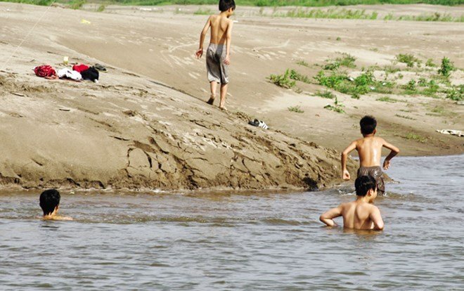 Rủ nhau ra đập tắm, nam sinh lớp 11 bị nước cuốn mất tích