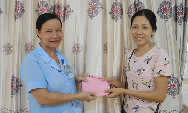 Nữ hộ lý trao trả lại 6 triệu đồng đánh rơi cho bệnh nhân