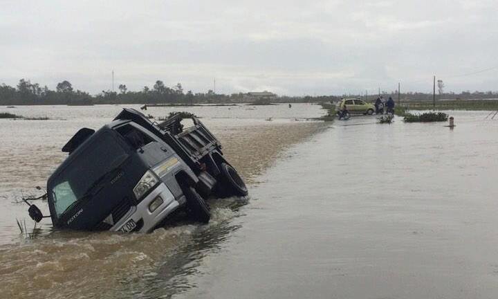 Áp thấp nhiệt đới đổ bộ: Một xe tải bị lũ cuốn trôi ở Hà Tĩnh