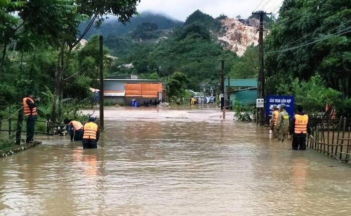 Áp thấp nhiệt đới đổ bộ: Hai người bị lũ cuốn trôi ở Nghệ An