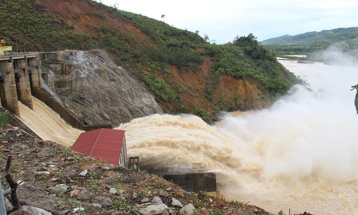 Mưa lớn, thủy điện Hố Hô mở 3 van xả với lưu lượng 1.200m3/s