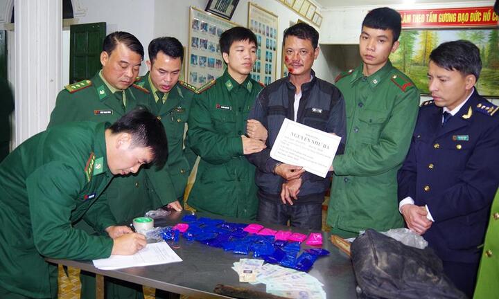 Bắt kẻ vận chuyển 8.000 viên ma túy ở Hà Tĩnh