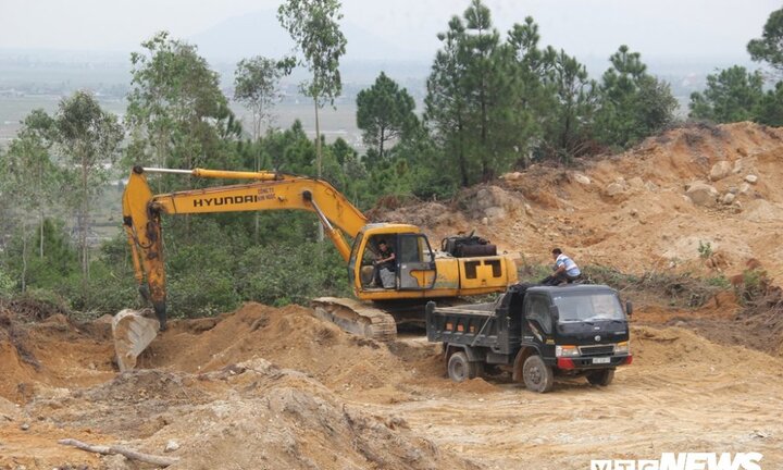 Doanh nghiệp ‘núp bóng’ mỏ đá để khai thác đất ở Hà Tĩnh