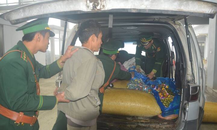 Bắt giữ kẻ vận chuyển quả thuốc phiện và pháo từ Lào về Việt Nam