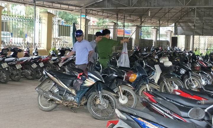 Chồng dùng dao thủ sẵn đâm chết vợ rồi tự sát trước cổng bệnh viện