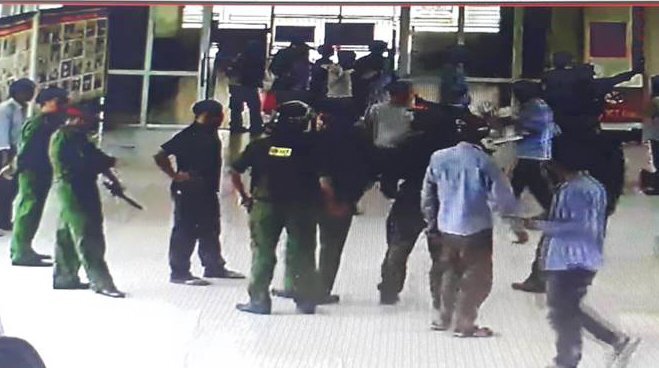 Muốn chữa bệnh nhanh, 2 người đàn ông xách dao xông vào bệnh viện dọa bác sĩ