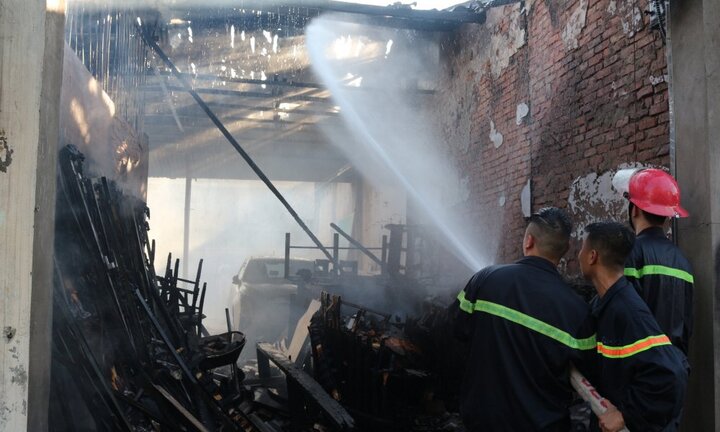 ‘Bà hỏa’ thiêu rụi 3 ki-ốt gần chợ và một ô tô ở Nghệ An