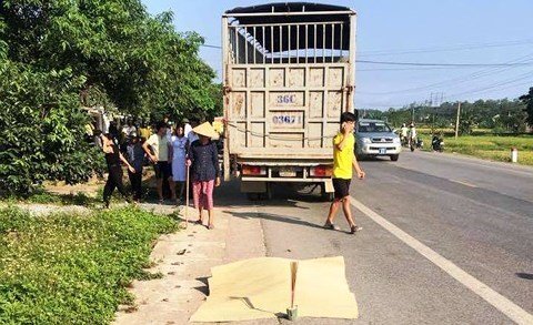 Bị xe tải đâm trực diện, vợ chết, chồng nguy kịch