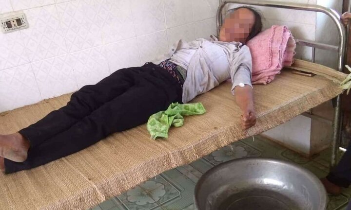 Phát hiện chồng nói chuyện tình cảm với người phụ nữ khác, vợ ăn lá ngón tự tử