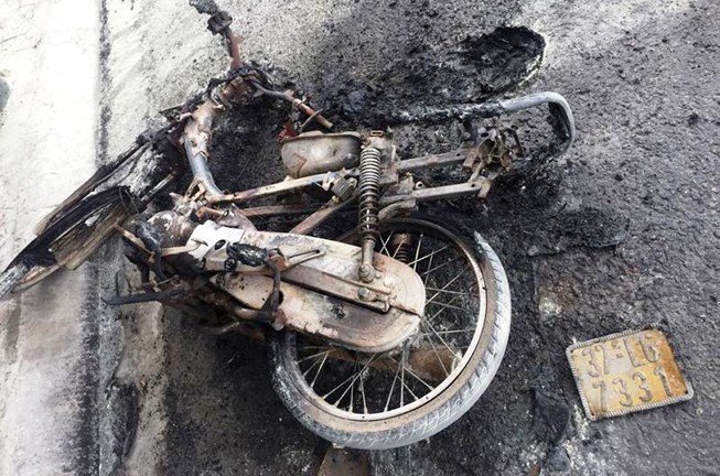 Thấy lạng lách ‘ngứa mắt’, hai thanh niên đuổi đánh, đốt xe nạn nhân