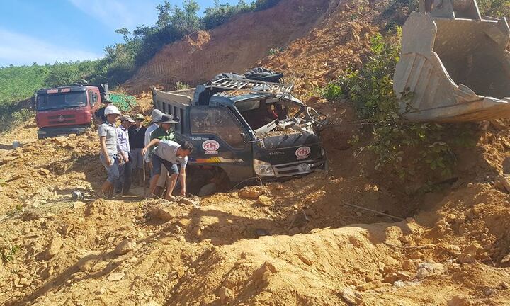 Sập mỏ đất ở Hà Tĩnh, tài xế mắc kẹt trong xe tải bị vùi lấp