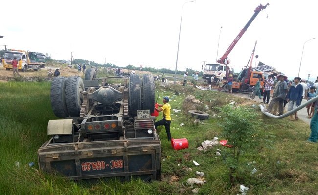 Hai xe tải tông nhau lật nhào, tài xế lao ra khỏi cabin thoát chết