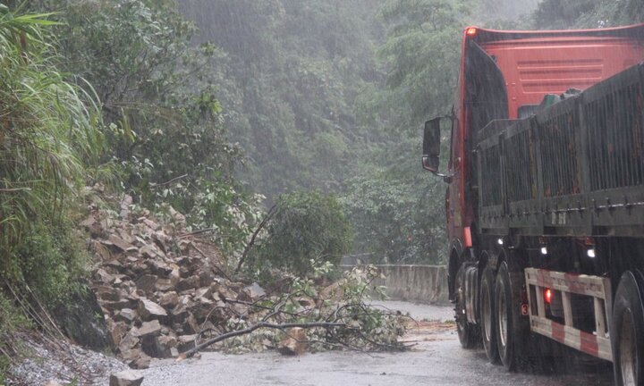 Mưa lớn kéo dài, hàng trăm khối đất đá tràn xuống quốc lộ 8A ở Hà Tĩnh
