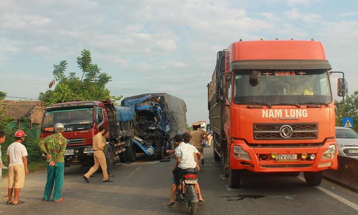 Tránh bò qua đường, xe tải gây tai nạn liên hoàn trên quốc lộ