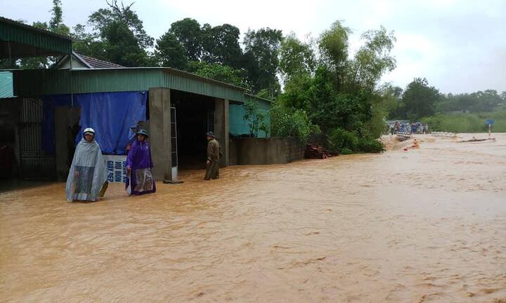 Mưa lũ càn quét Nghệ An: 4 người chết và mất tích