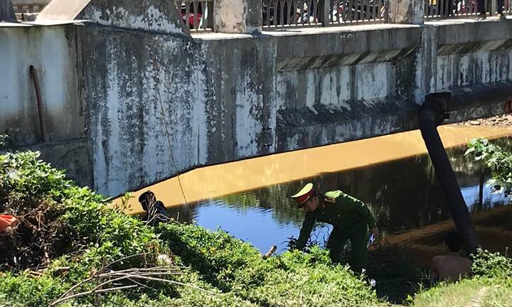 Thi thể người đàn ông đang phân hủy dưới chân cầu ở Nghệ An