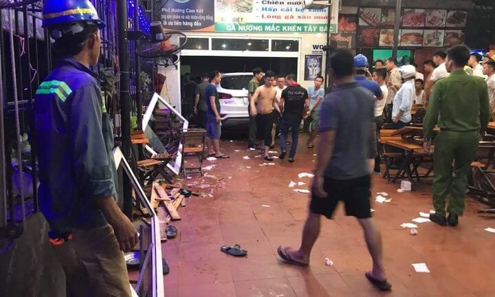 Xe ô tô 7 chỗ tông thẳng vào quán ăn, 9 người đang ngồi nhậu bị thương