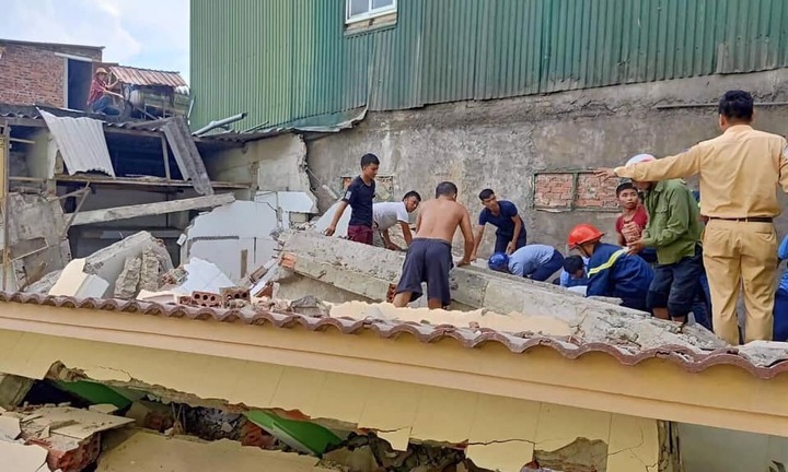 Nhà đang phá dỡ bất ngờ đổ sập, ít nhất một người bị vùi lấp ở Hà Tĩnh