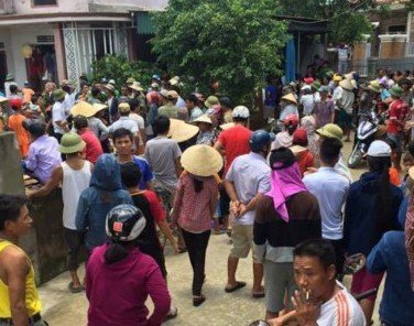 Người phụ nữ nghi bắt cóc trẻ em ở Hà Tĩnh bị dân bao vây