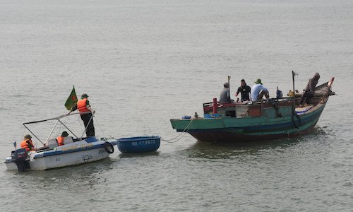 Cứu thuyền trưởng bị thủng dạ dày trên biển Cửa Lò