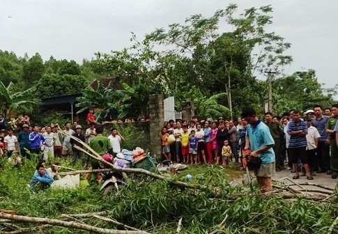 Vướng phải dây điện sau bão số 10, thiếu nữ 16 tuổi chết thương tâm