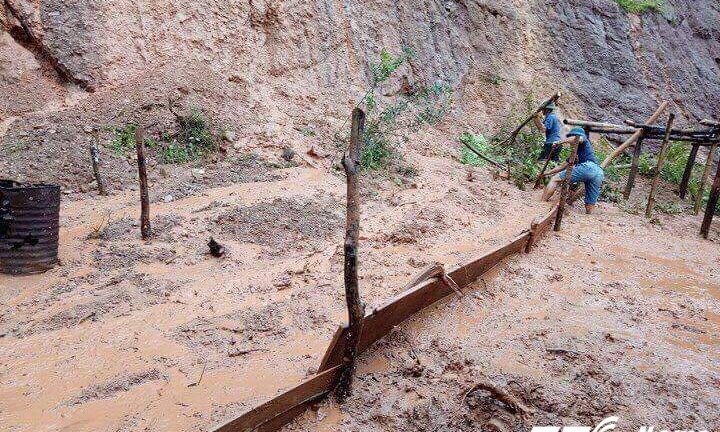 Mưa lớn kéo dài, nhiều nơi ở Nghệ An vẫn chìm trong biển nước