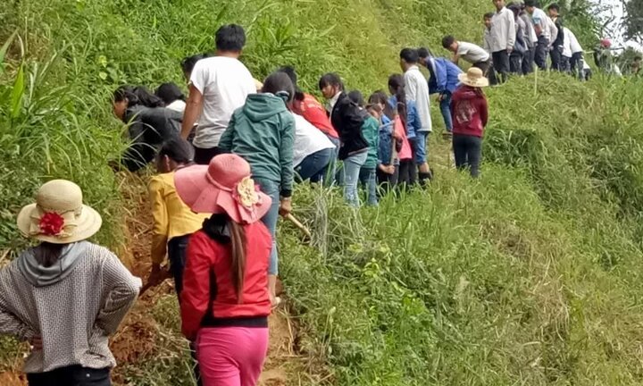 Hàng trăm giáo viên, học sinh khoét núi đưa nước về khu nội trú