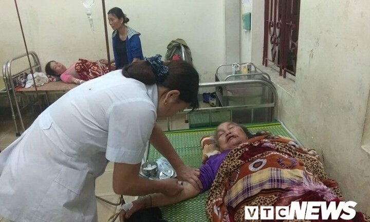 Ngồi chơi trong nhà, 4 người bị sét đánh bất tỉnh