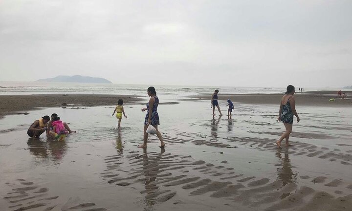 Ảnh: Bão số 3 giật cấp 11 sắp đổ bộ, du khách vẫn vô tư tắm biển Cửa Lò