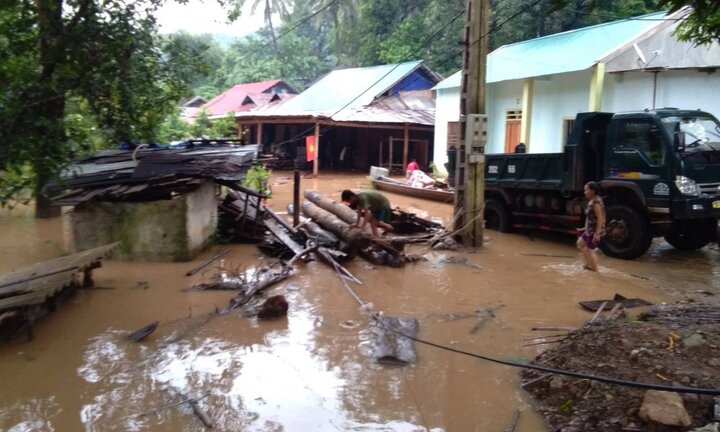 Lũ lớn ầm ầm đổ về, nhiều bản làng ở Nghệ An chìm trong biển nước