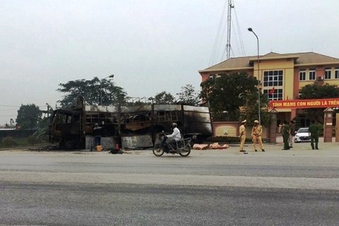 Đang lập biên bản vi phạm, xe đầu kéo bốc cháy trước trạm cảnh sát giao thông ở Nghệ An