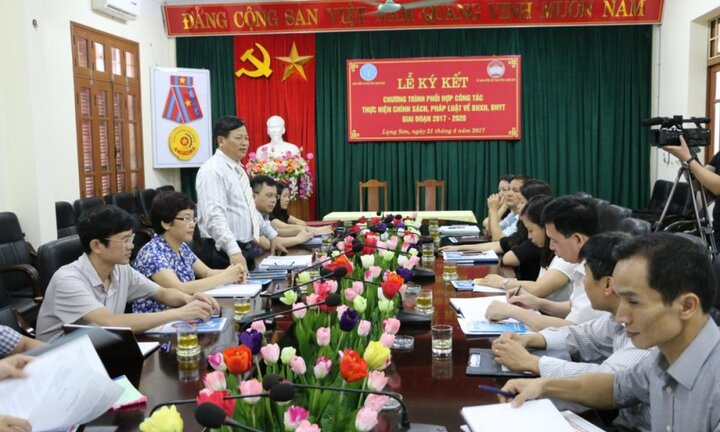 Ký kết bàn giao, chia sẻ dữ liệu hộ gia đình tham gia bảo hiểm y tế