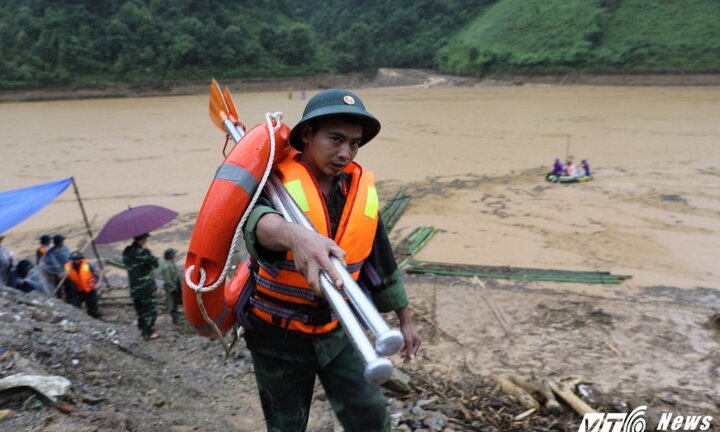 Ảnh: Hơn 2.000 người ngày đêm tìm kiếm người mất tích sau lũ khủng khiếp ở Mù Cang Chải