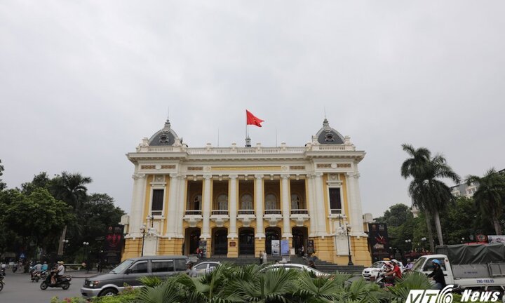 Theo chân những người khách đầu tiên của tour tham quan Nhà hát Lớn Hà Nội