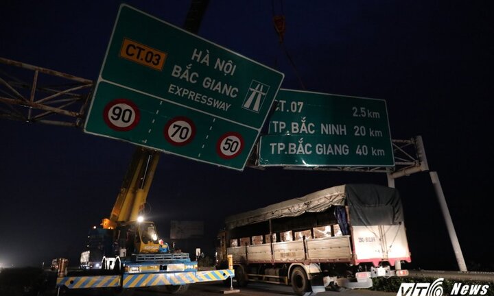 Ảnh: Gãy giàn biển báo giao thông, hàng loạt phương tiện 'chôn chân' trên cao tốc Hà Nội - Bắc Giang