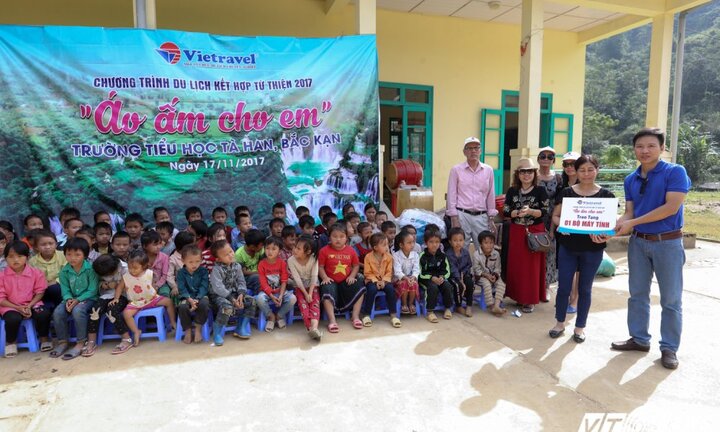 Du lịch từ thiện: Đem niềm vui cho học sinh vùng cao