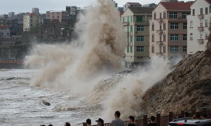 Video, ảnh: Bão số 10 kết hợp siêu bão Talim càn quét Trung Quốc
