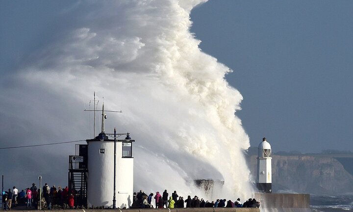 Ảnh: Cơn bão khủng khiếp nhất nửa thế kỷ tàn phá Ireland