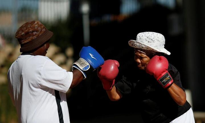 Ảnh: Thán phục các cụ bà 80 tuổi vẫn lên sàn boxing ở Nam Phi