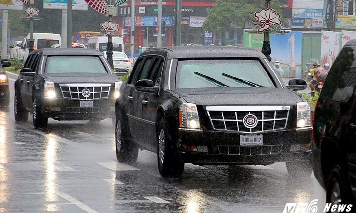 'Quái thú' của Tổng thống Trump lăn bánh trong mưa tầm tã ở Đà Nẵng