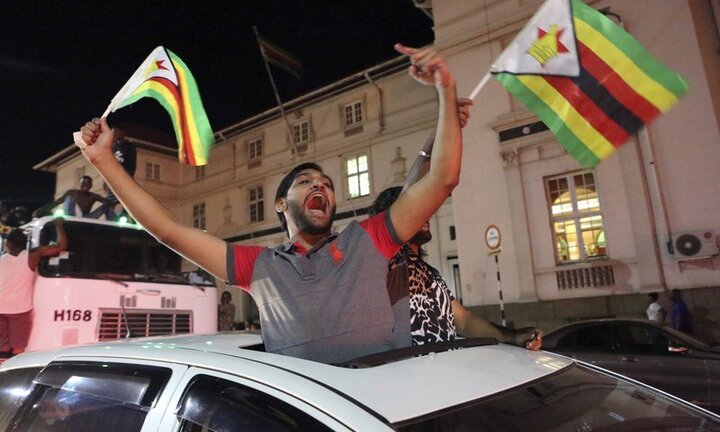 Nhân dân Zimbabwe vỡ òa sung sướng chào mừng đất nước mới