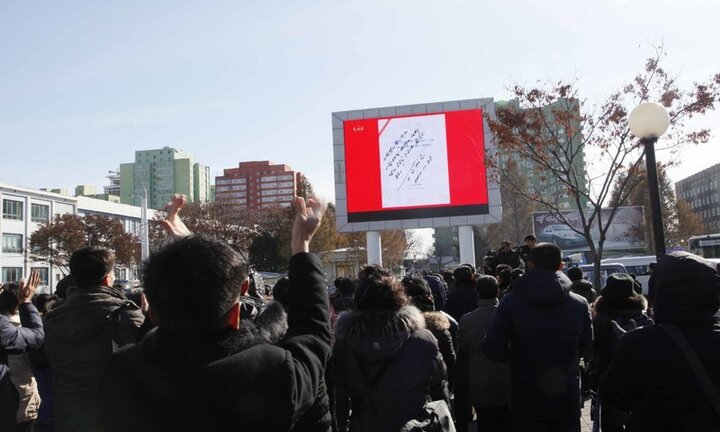 Ảnh: Dân Triều Tiên mừng rỡ xem thông báo thử tên lửa thành công