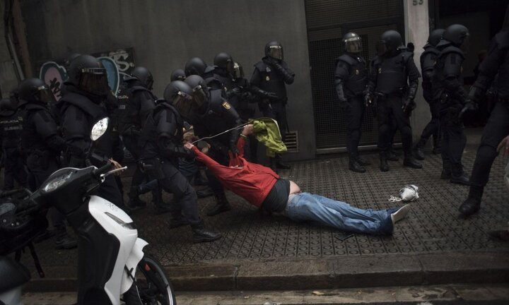 Những bức ảnh chính trị xuất sắc nhất 2017 theo bình chọn của Bloomberg