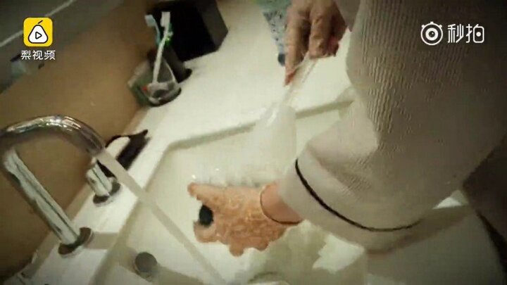 Video: Hoảng hồn xem nhân viên khách sạn 5 sao dùng cọ bồn cầu rửa cốc cho khách