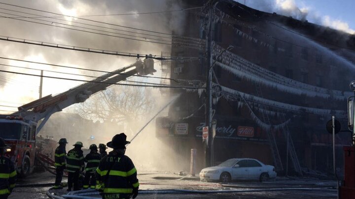 Ảnh: Chung cư New York cháy lớn liên tiếp, lính cứu hỏa dập lửa trong băng giá