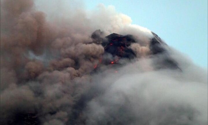 Ảnh: Núi lửa mạnh nhất Philippines phun trào, tạo cột tro bụi khổng lồ