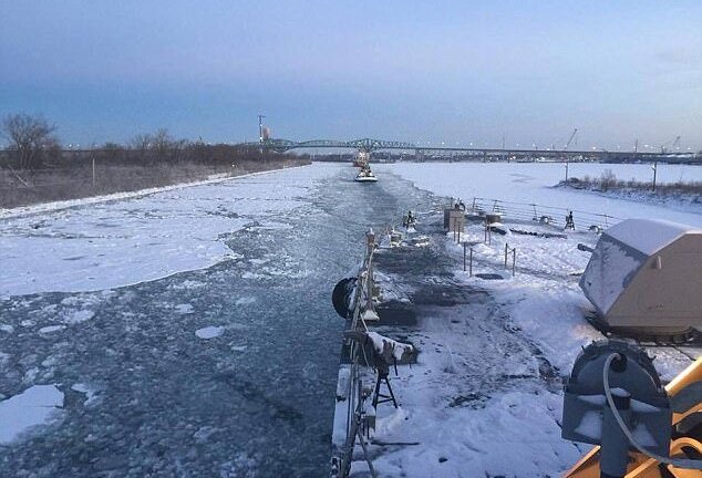 Ảnh: Giá lạnh lịch sử, chiến hạm cao tốc Mỹ kẹt cứng trong băng