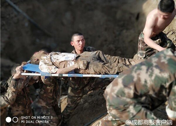 Hàng chục cảnh sát dùng tay đào đất cứu người bị chôn sống